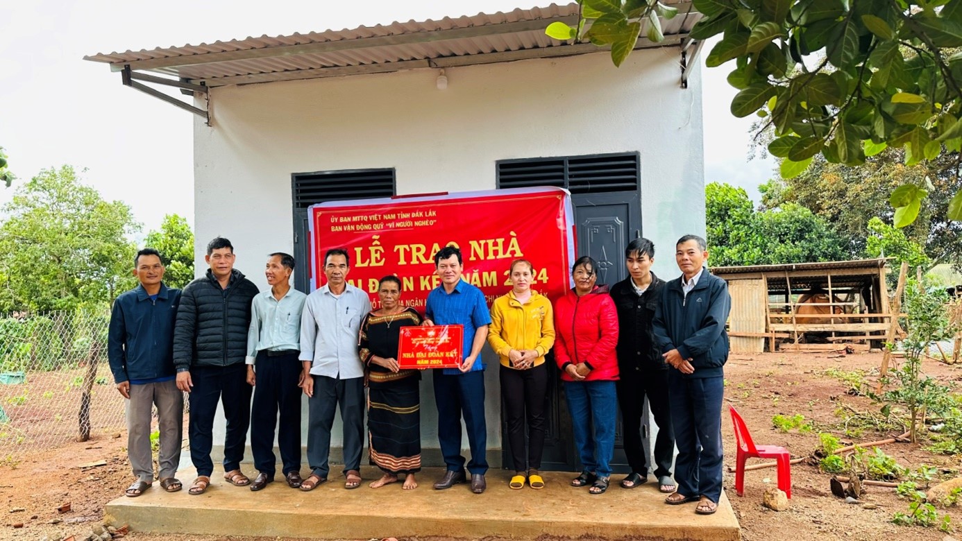 Trao nhà “Đại đoàn kết” cho hộ nghèo ở buôn Chứ, xã Ea Sol